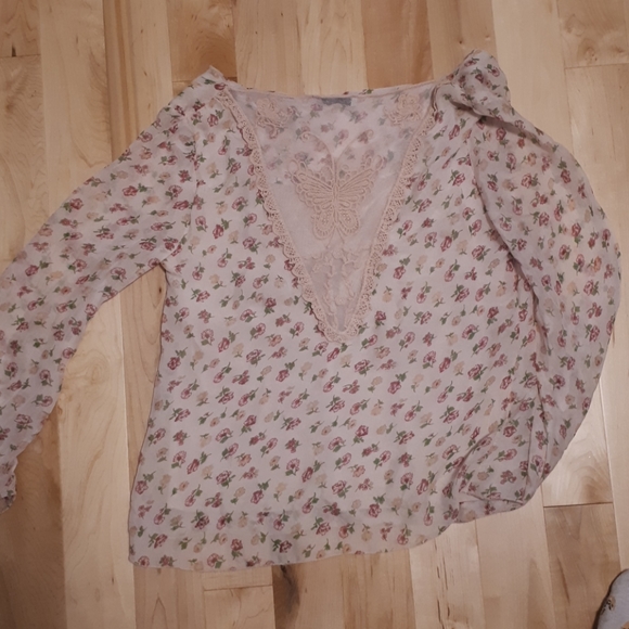 A flowery blouse - Picture 2 of 3